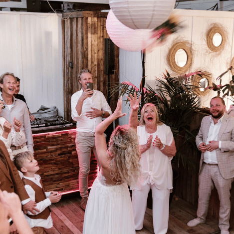 boeket in de lucht bruiloft dj zandvoort