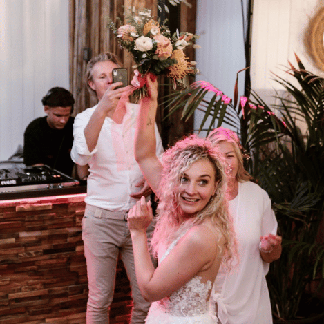 bruid gooit boeket bruiloft dj rogee zandvoort