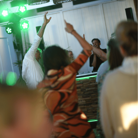 dansende gasten bij feest met dj rogee