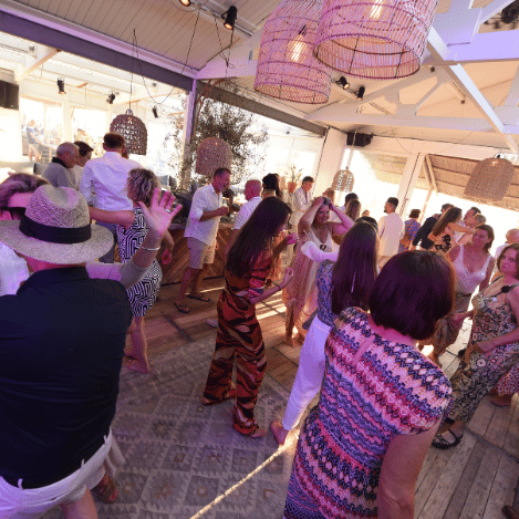 dansende gasten bruiloft dj feestavond zandvoort