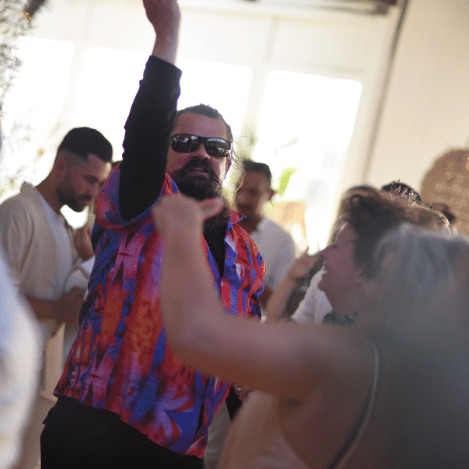 dj aan het draaien feest optreden