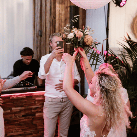 dj rogee achter de booth bruiloft zandvoort