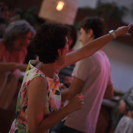 feestende gasten met groene lichteffecten dj show