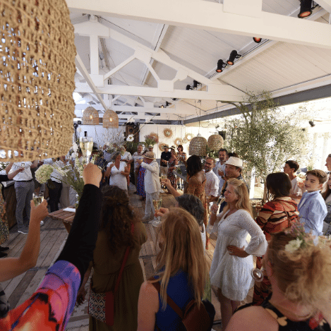 gasten proosten bij trouwfeest zandvoort dj